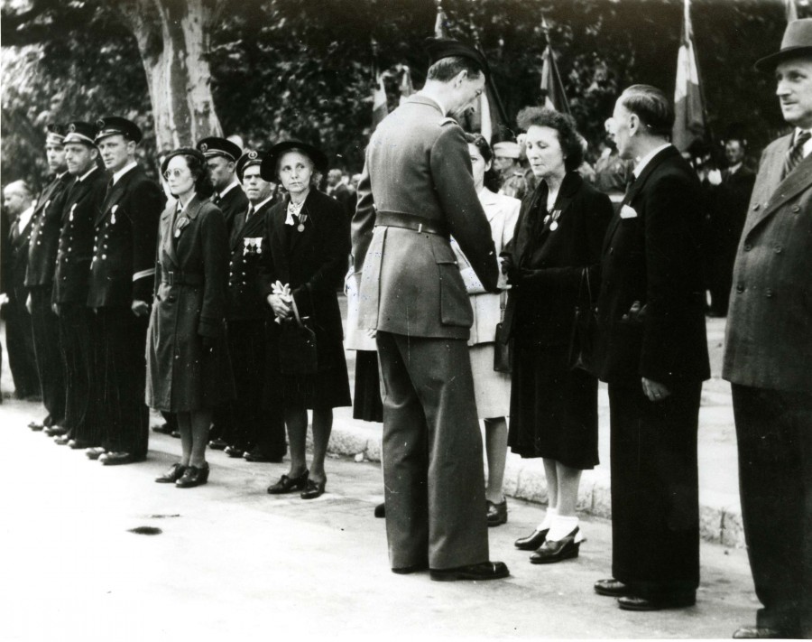 Photographie de la distinction remise  Mme Vve Lon Nol au cours d'une crmonie, 1944 (13Fi125)
