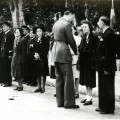 Photographie de la distinction remise à Mme Vve Léon Noël au cours d'une cérémonie, 1944 (13Fi125)