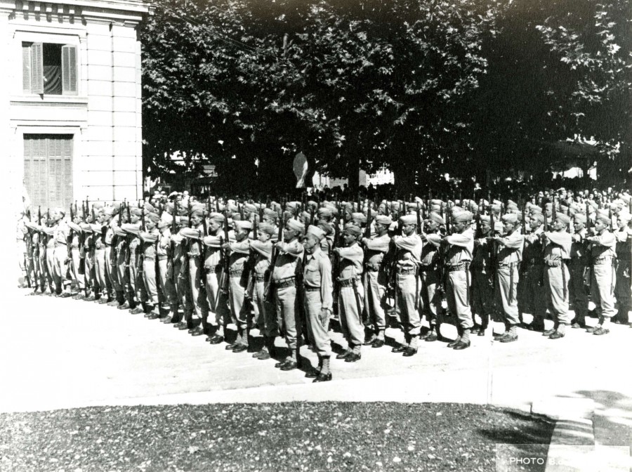Photographie du dfil militaire lors de la fte de la Libration, 1945 (13Fi129)