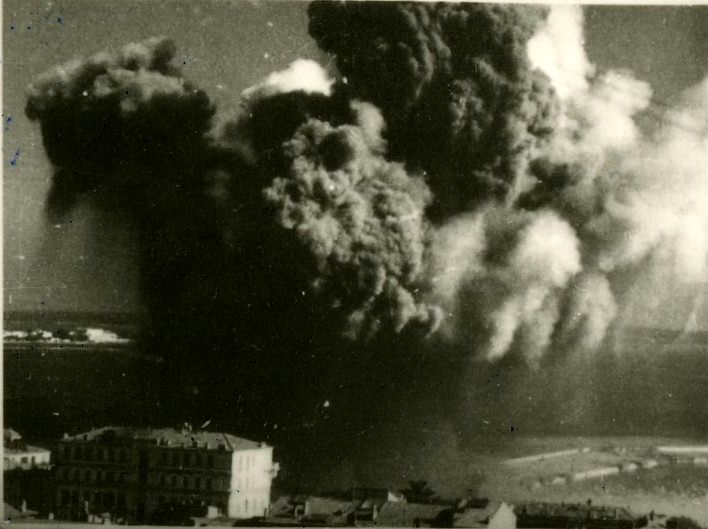 Photographie de bombardement au large de la Croisette, 1944 (13Fi130)