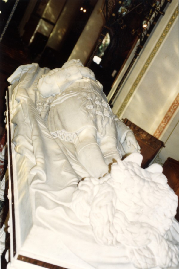 Dtails intrieurs, gisant en marbre, glise St George's (AMC 32Fi720)