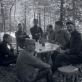 Sept soldats attabls buvant du vin, scne quotidienne de la vie au front, priode 1914-1918