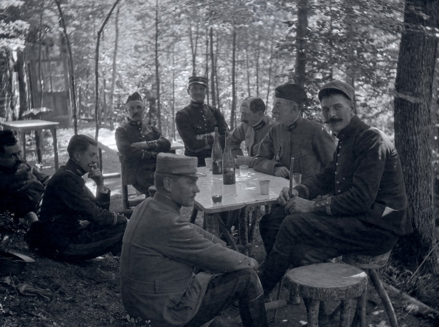 Sept soldats attabls buvant du vin, scne quotidienne de la vie au front, priode 1914-1918