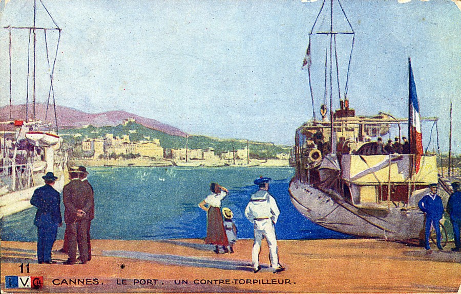 Carte postale d'un contre-torpilleur au quai