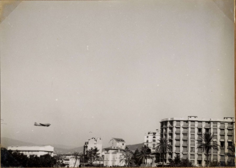 Photographie d'un avion de ravitaillement amricain survolant Cannes, 1944 (8Num20)