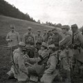 Soldats entourant et utilisant une mitrailleuse, priode 1914-1918