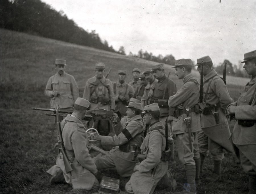 Soldats entourant et utilisant une mitrailleuse, priode 1914-1918