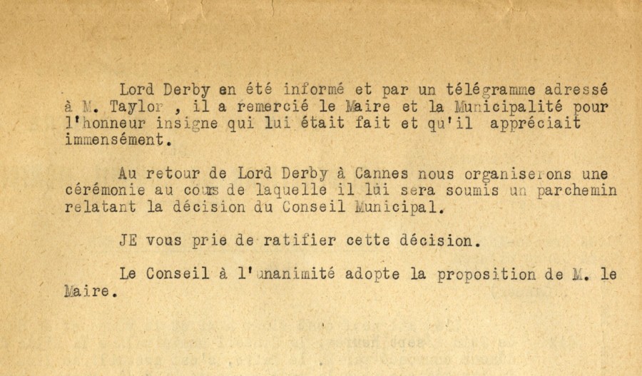 Remise du parchemin  Lord Derby, citoyen d'honneur de Cannes (3K8_02)