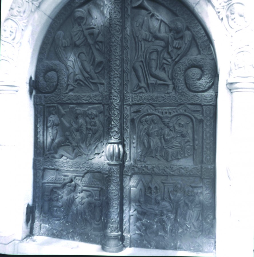 Les trompettes du jugement dernier sur la porte du tombeau monumental (25Fi1544_03)