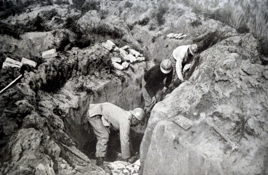 Lutte contre la boue, on pave les boyaux, 1915