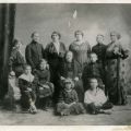 Photographie d'une famille de Russes blancs de Crimée, avant la fuite et l'exil en Europe (51Num58)