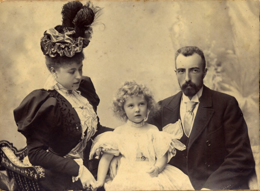 Le Grand-Duc Michel, sa femme la Comtesse de Torby et l'une de leurs filles (fonds priv)