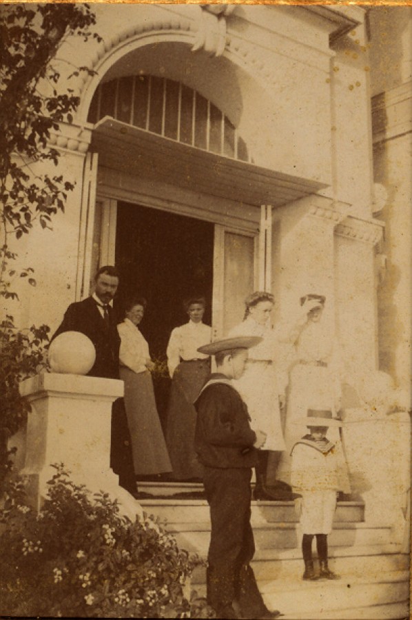 Alexis Slezneff chez la grande-duchesse Anastasia, villa Wenden  M. Slezneff