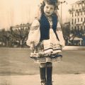 Irène Abukow, habillée en Ukrainienne pour la fête du mimosa, 1952 (44Fi4)