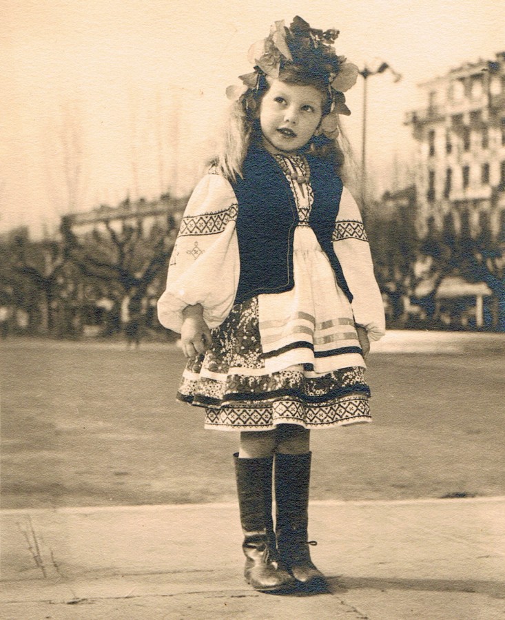 Irne Abukow, habille en Ukrainienne pour la fte du mimosa, 1952 (44Fi4)