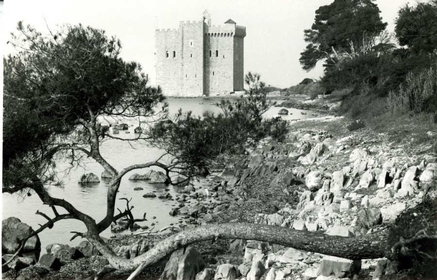 Vue du chteau-fort ou tour de l'le Saint Honorat, prise de la plage, annes 60  Mi Pla, Cannes (AMC 14Fi304)