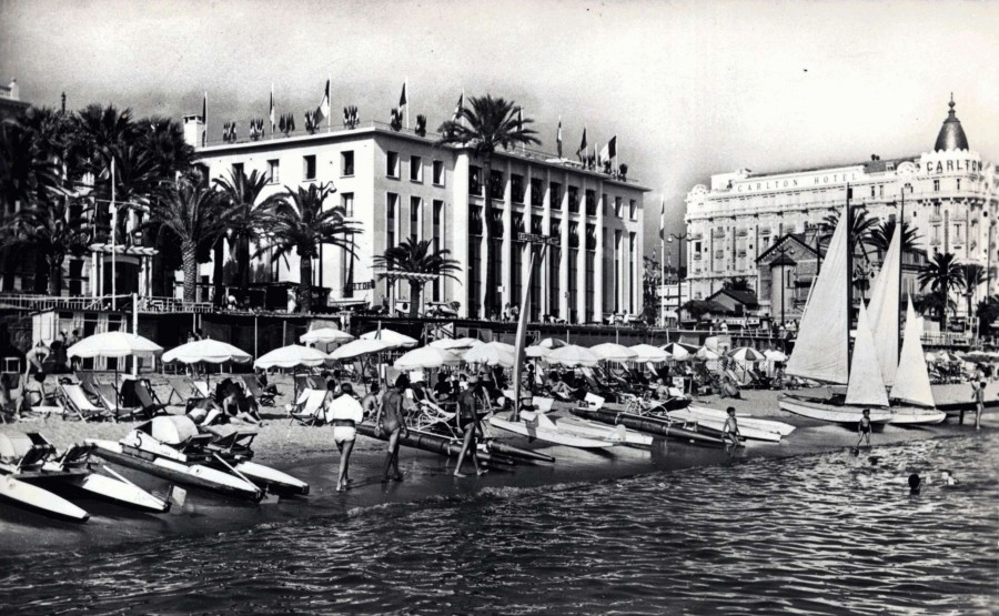 Palais des festivals, le Carlton et la plage, env. 1956 (2Fi2225)