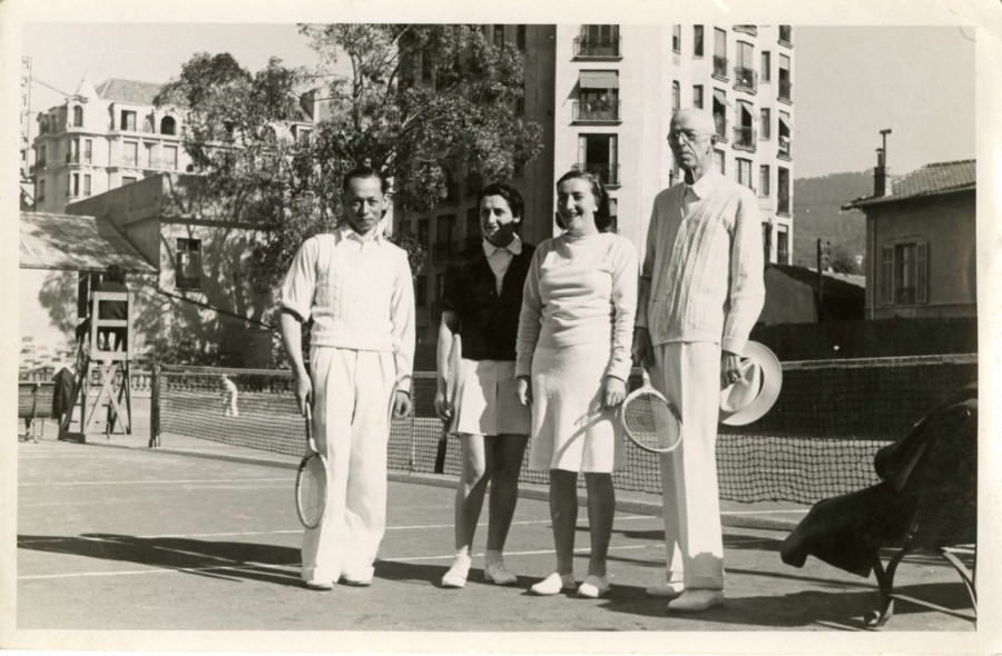 On joue au tennis, entre champions ! (54Fi195)