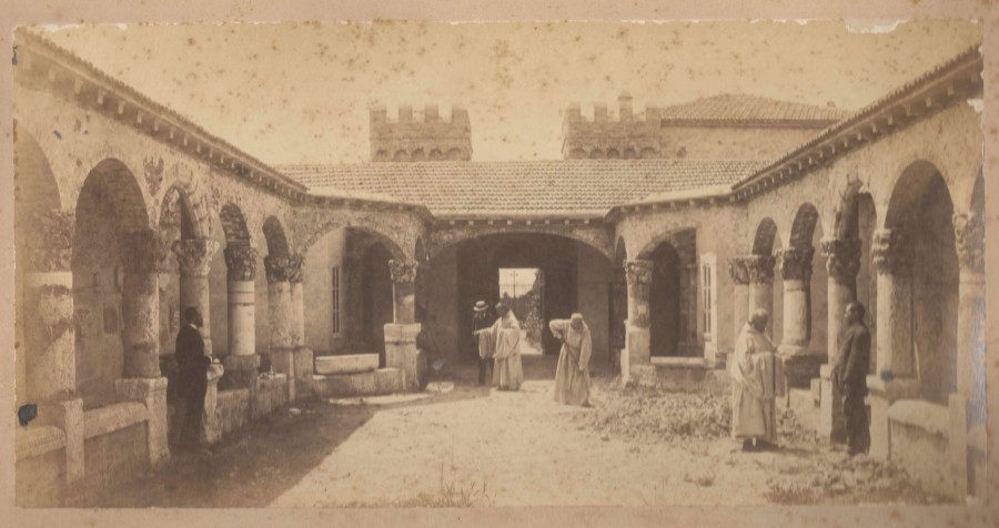 Abbaye, atrium vers l'ouest  proprit de l'Abbaye de Lrins, clich J. Gilletta, env. 1880