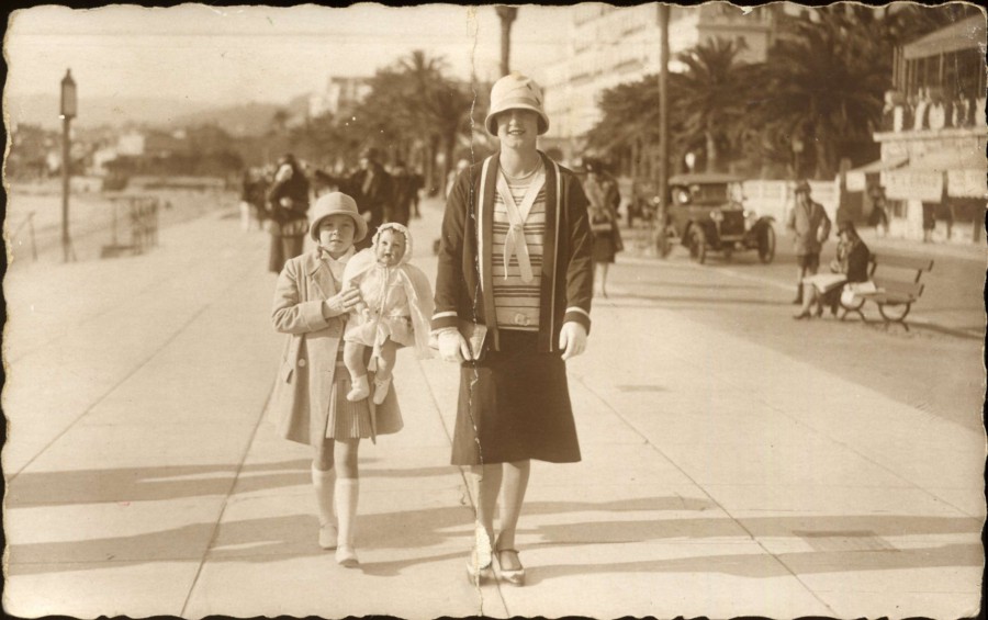Mère et enfant se promenant sur la Croisette, AMC 25Fi828_47S7 (fonds privé)