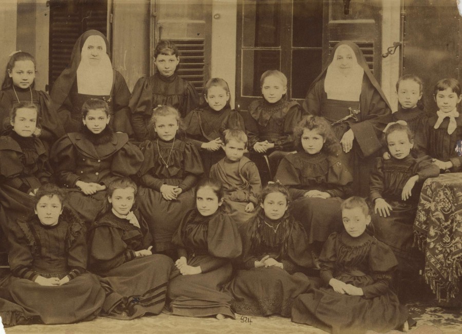 Classe de filles  l'cole des Soeurs de Villeneuve, rue Meynadier, 1895, AMC 16Fi142
