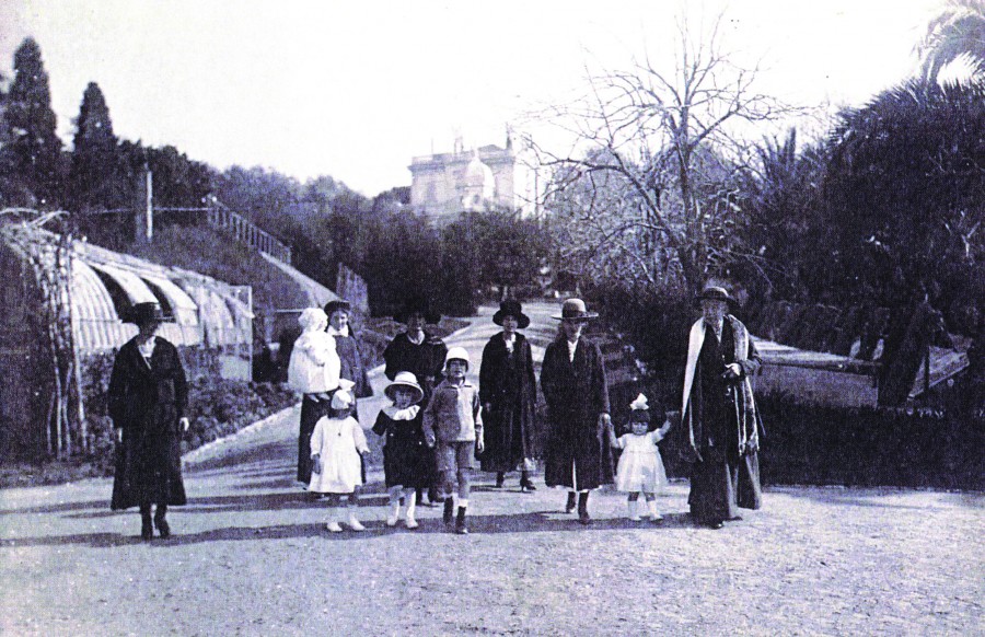 Nurses et enfants, parc de la villa Madrid, env. 1920, AMC 26S2