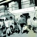 Jeux de billes dans une cour d'école, années 30