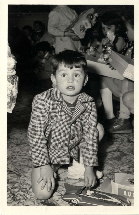 Enfant découvrant son cadeau, fête familiale, années 1960