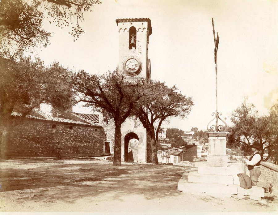 Homme en prire devant la croix, place de la Castre, 3Fi660, env. 1897