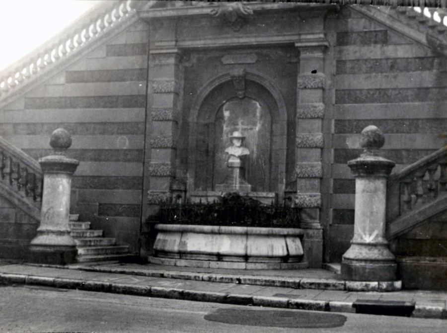 Fontaine qui existait rue du Dr P. Gazagnaire, AMC 25Fi1312