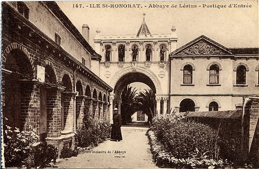 Abbaye de Lrins, portique d'entre