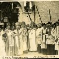 Evques et foule de fidles, parvis de Notre-Dame d'Esprance, 1928 (25Fi1740)