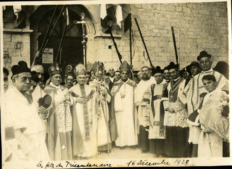 Evques et foule de fidles, parvis de Notre-Dame d'Esprance, 1928 (25Fi1740)