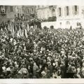 1932, foule sur le quai Saint Pierre, transport de la statue  l'le St Honorat (25Fi1731)