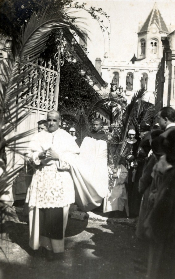 La statue est porte en procession sur l'le, 1932 (25Fi1760)