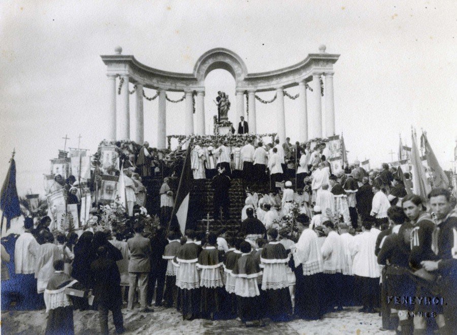 Au bas des marches du monument, 1932 (25Fi1787)