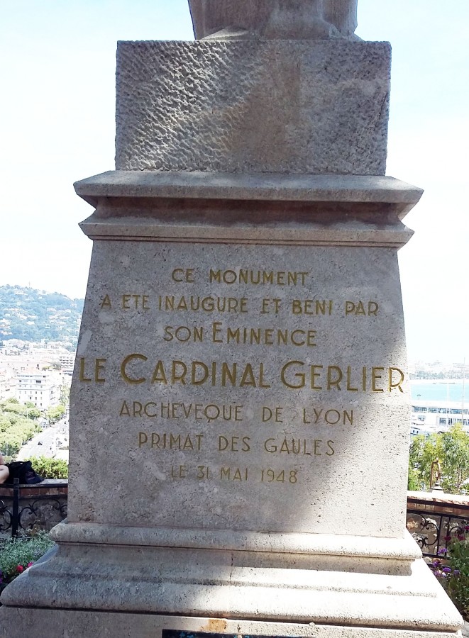 Inscription sur le socle de la statue, rige aprs la guerre 39-45  la Castre
