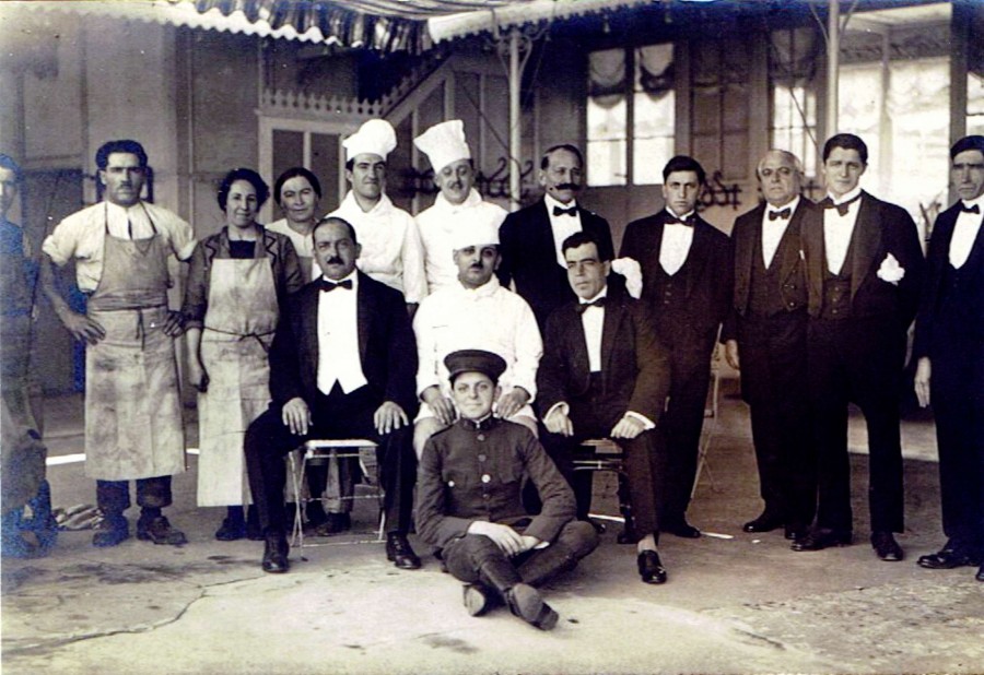 Le personnel du restaurant fameux de La Rserve en Pointe Croisette, 1911