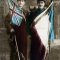 Deux soldats portant leurs drapeaux anglais et franais 