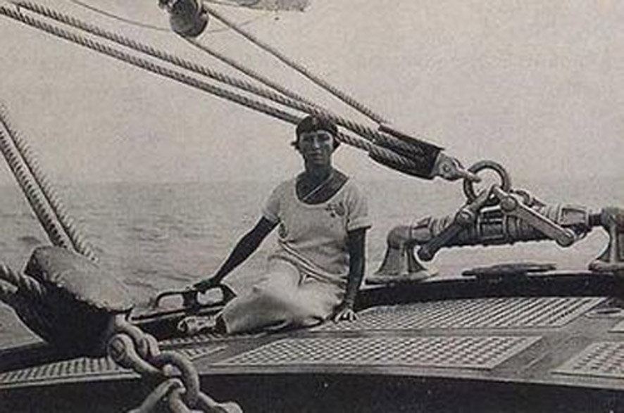 Virginie Hriot, navigatrice accomplie, sur son yacht (Cannes elles & eux tome 2)