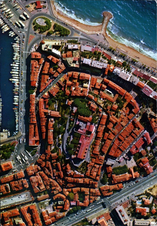 Vue arienne des toitures et des rues du Suquet, de la Castre, quartier dlimit par la mer. Photo arienne LAFLECHE - CP n 27 06 B, AMC 2Fi2185