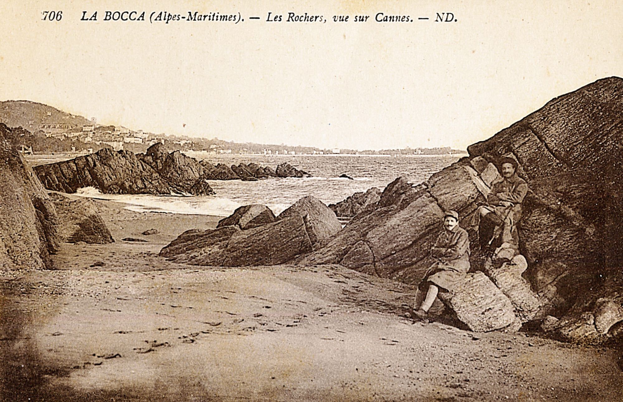 Deux soldats sur la plage de Cannes-La Bocca, vue sur Cannes en arrière-plan, période 1914-1918