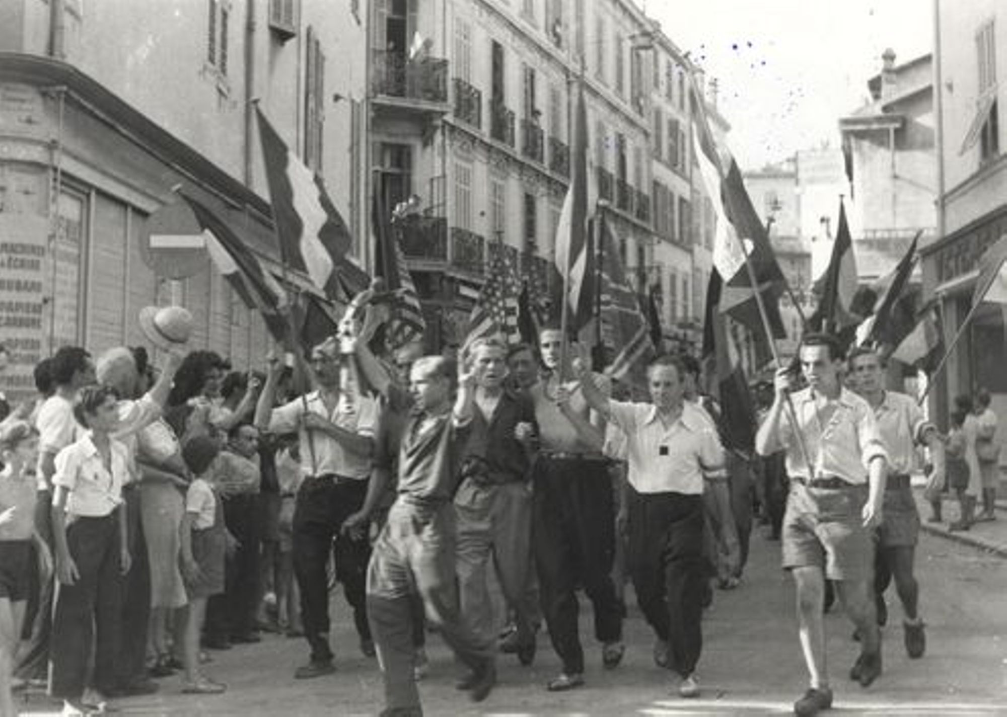 Les F. F. I. défilent dans les rues de Cannes, 24-25 août 1944. AMC, 13Fi254. Photographie Traverso