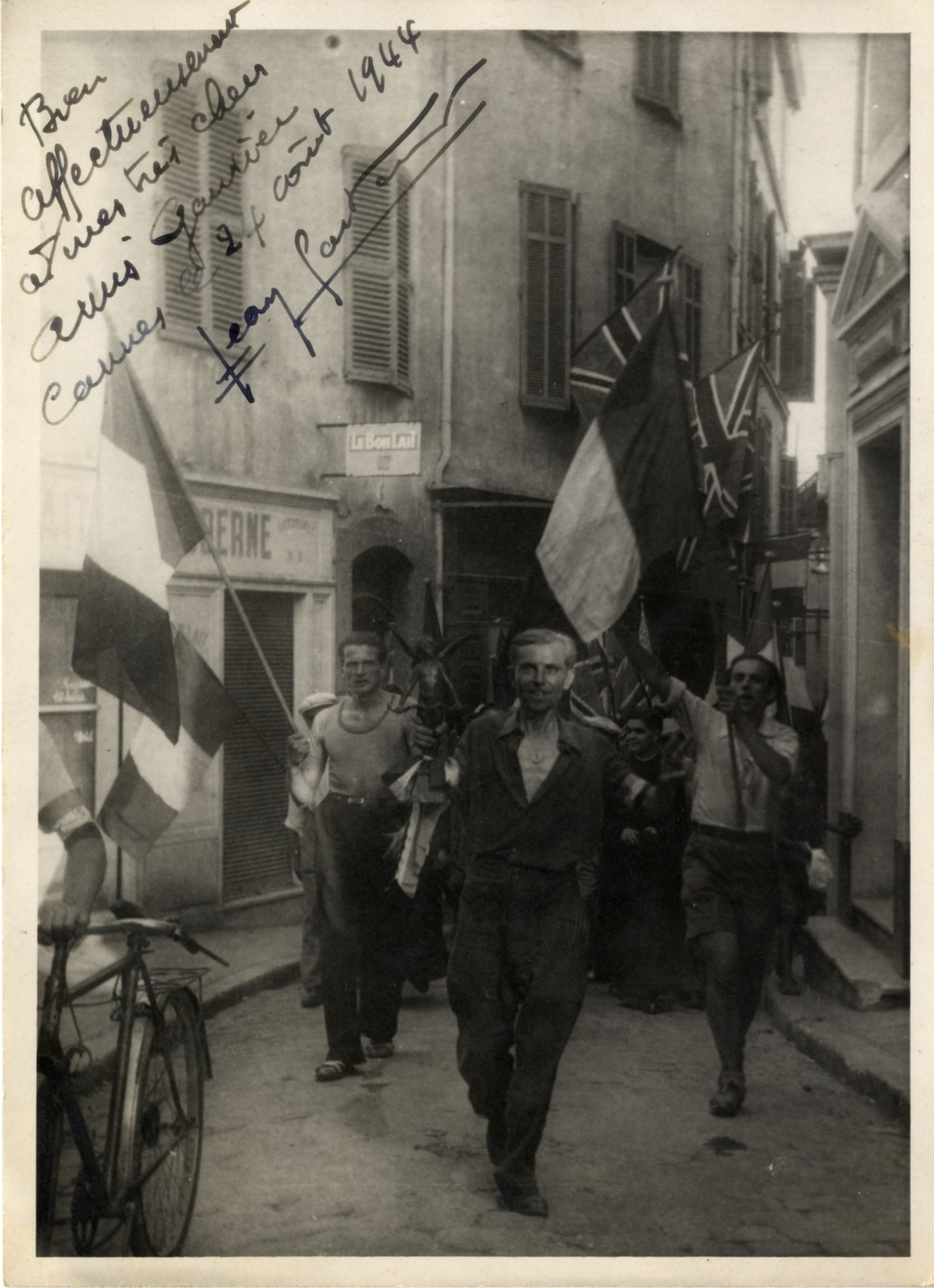 Les F. F. I. défilent dans les rues de Cannes, 24-25 août 1944. AMC, 38Num45. Photographe non identifié