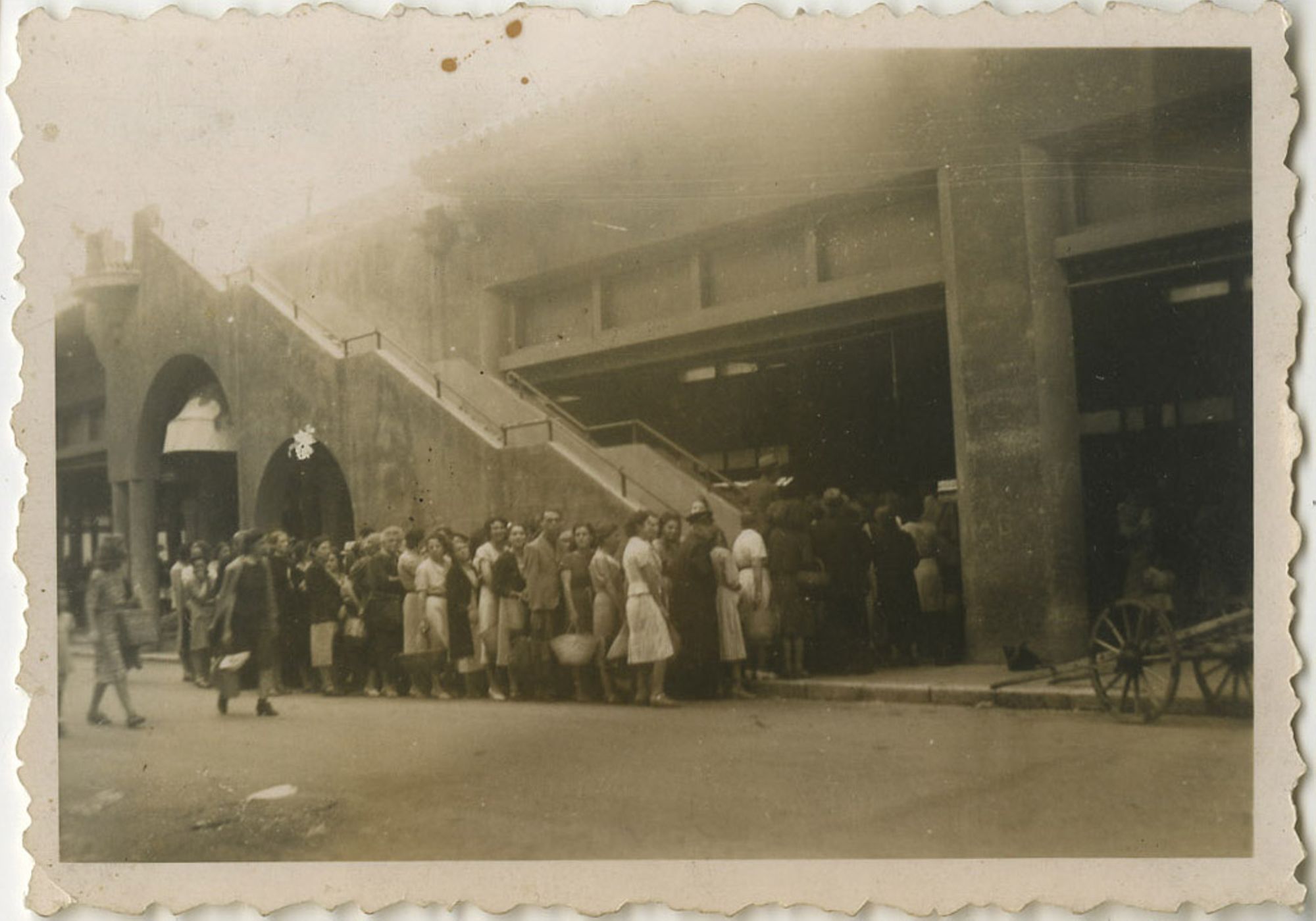 Au marché Forville, les Cannois font la queue pour s’approvisionner. Photographie, non daté. Prêt particulier