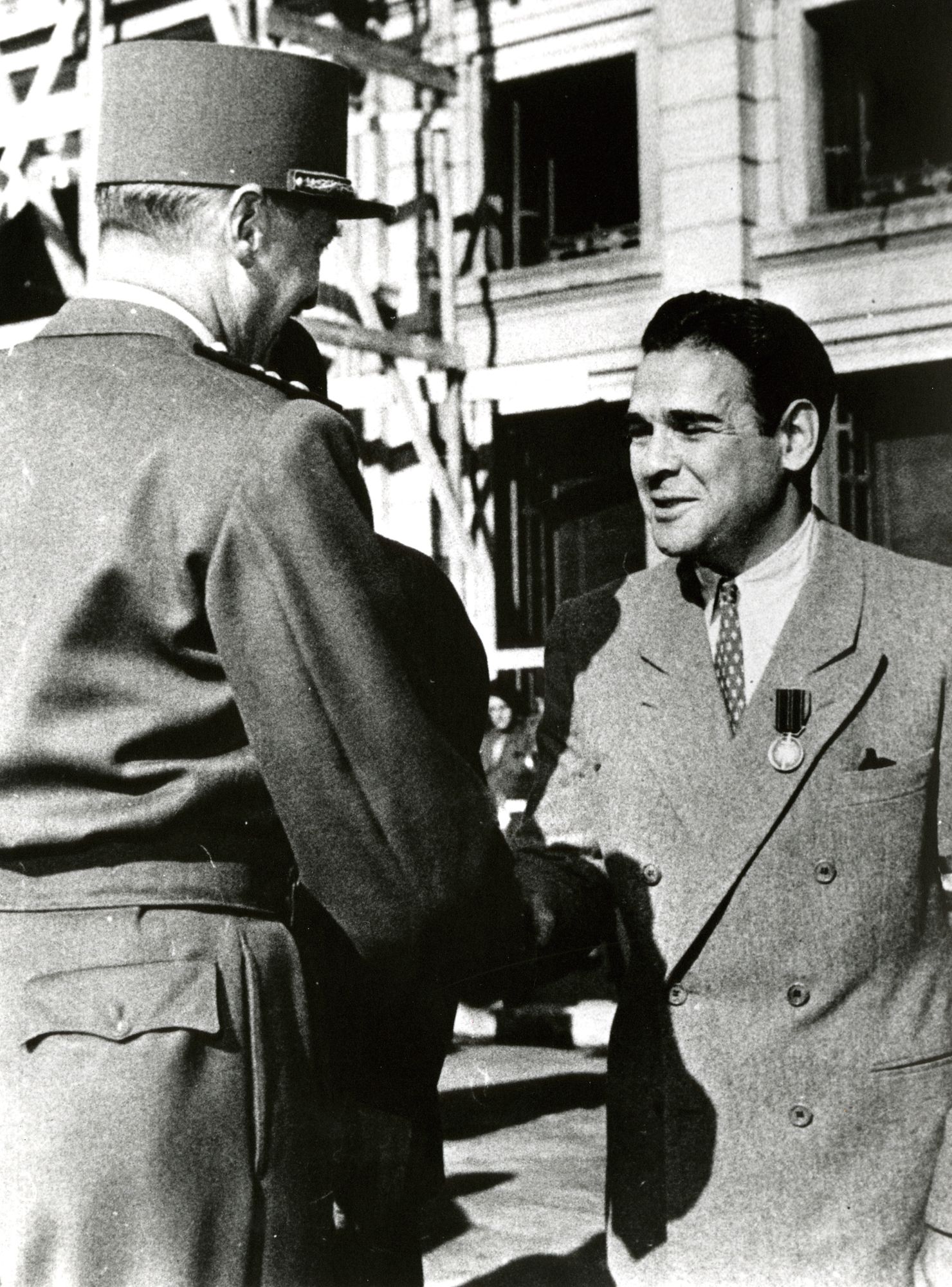 Le résistant cannois Sam Kadyss décoré de la médaille de la Résistance par le général Koening devant l’hôtel de ville, non daté. AMC, 13Fi11