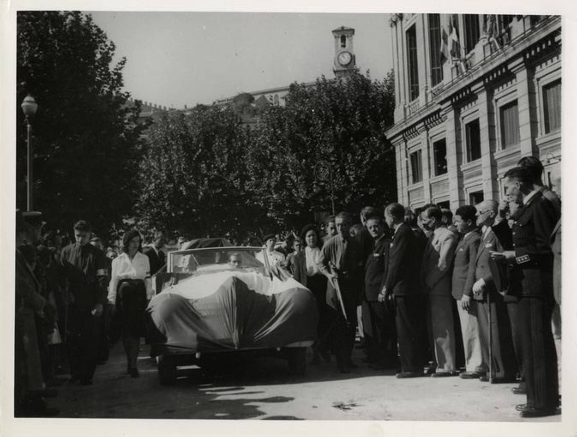 Obsèques officielles d’Hélène Vagliano, figure héroïque de la Résistance cannoise, fin septembre 1944. Photographie Traverso. AMC, 50Fi27