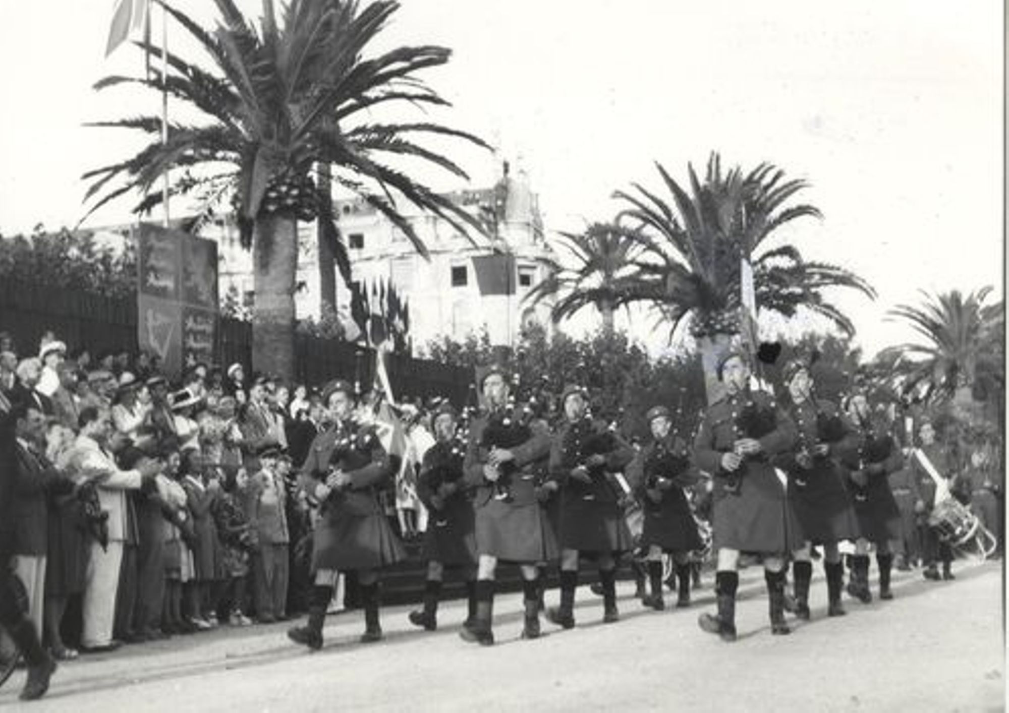 Défilé de troupes écossaises lors de la fête de la victoire, 8 mai 1945. Photographie Traverso. AMC, 13Fi332 