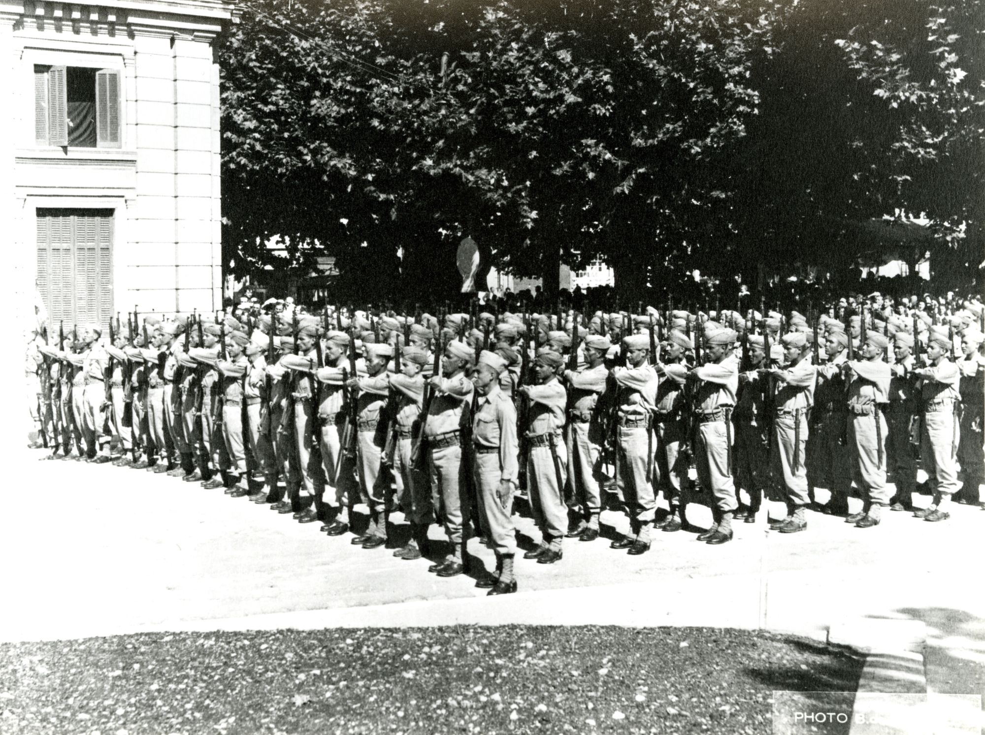 Régiment de tirailleurs, fête de la victoire, 8 mai 1945. AMC, 13Fi129