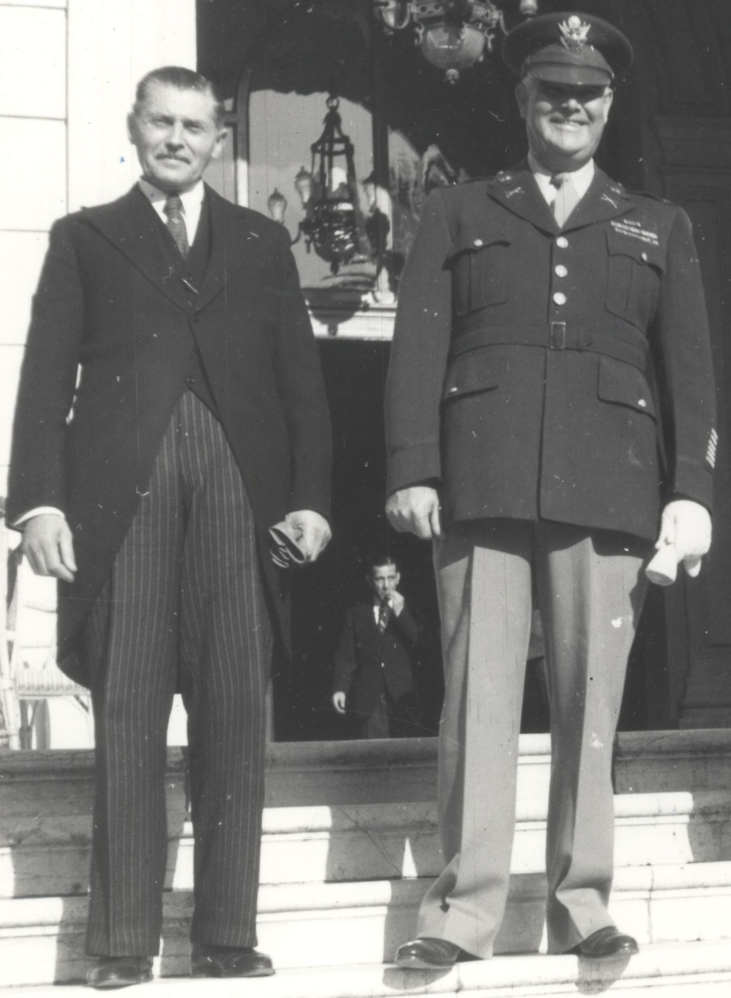 Le colonel Warren E. Pugh, citoyen d’honneur de Cannes, sur les marches de l’hôtel de ville, le Thanksgiving day, 29 novembre 1945. AMC, 13Fi329 Photographie Traverso